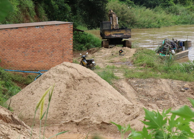 Hà Nội: Bắt giữ 15 tàu khai thác cát trái phép trên sông Hồng ảnh 1