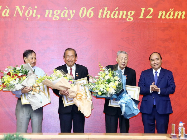 Đồng chí Đồng Sỹ Nguyên nhận Huy hiệu 80 năm tuổi Đảng ảnh 1