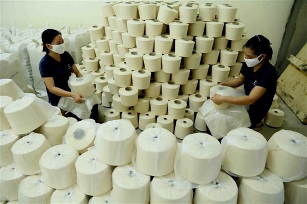 Đóng gói sản phẩm sợi thành phẩm. (Ảnh: Vũ Sinh/TTXVN) Hoa Kỳ kết luận chống bán phá giá sợi dún polyester Việt Nam ảnh 1