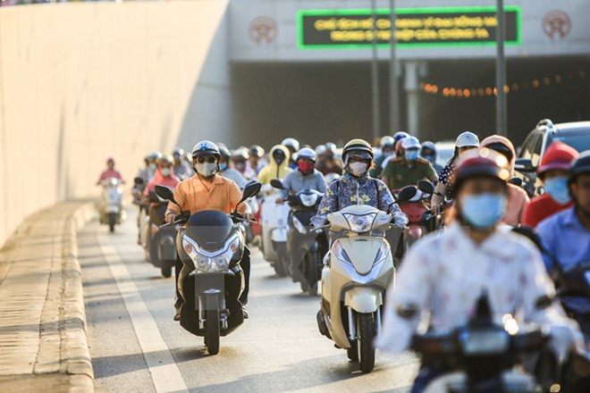 Miền Bắc nắng ấm, các tỉnh miền Trung mưa rất to gây ngập lụt ảnh 1