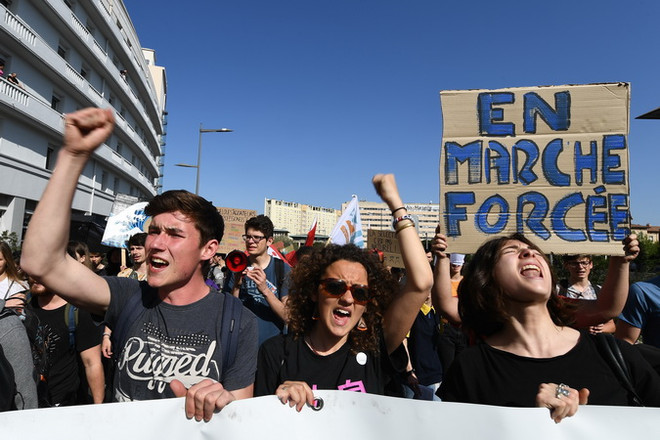 Sinh viên tham gia đình công ở Marseille, Pháp ngày 19/4. (Nguồn: AFP/TTXVN) Nước Pháp tiếp tục đương đầu với đợt biểu tình và đình công mới ảnh 1