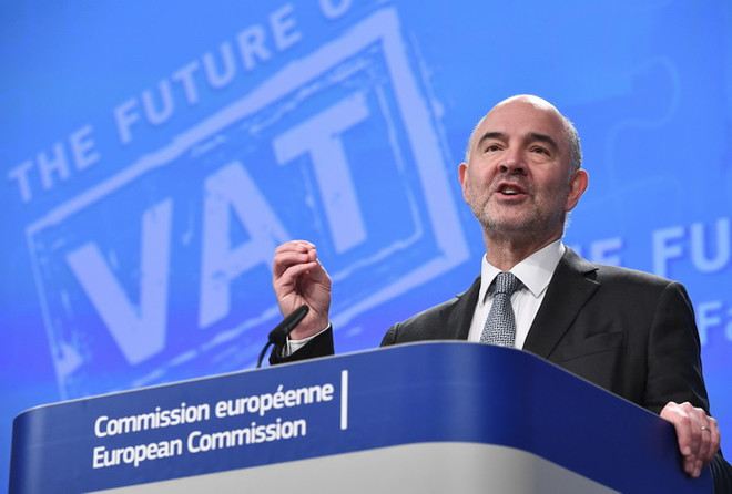Ủy viên Liên minh châu Âu (EU) phụ trách kinh tế Pierre Moscovici. (Nguồn: AFP/TTXVN) EU không có kế hoạch kéo dài chương trình hỗ trợ tài chính cho Hy Lạp ảnh 1