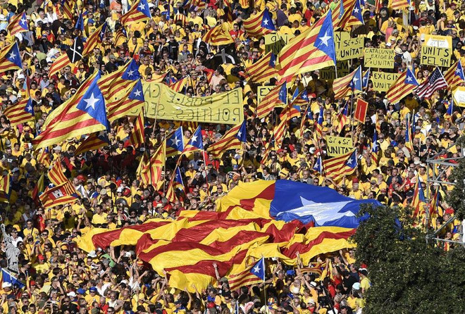 Vùng Catalonia sẽ vẫn tiến hành thăm dò dư luận về độc lập ảnh 1