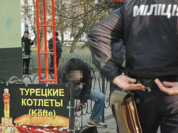 Đau lòng cảnh người đàn ông Ukraine bẻ cổ tự tử giữa đường phố ảnh 1