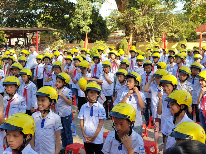 Tặng 5.700 mũ bảo hiểm đạt chuẩn cho học sinh tiểu học, giáo viên ảnh 1