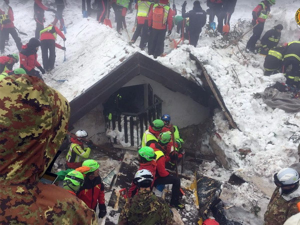 Tiếp tục tìm thấy các thi thể trong vụ lở tuyết tại Italy ảnh 1