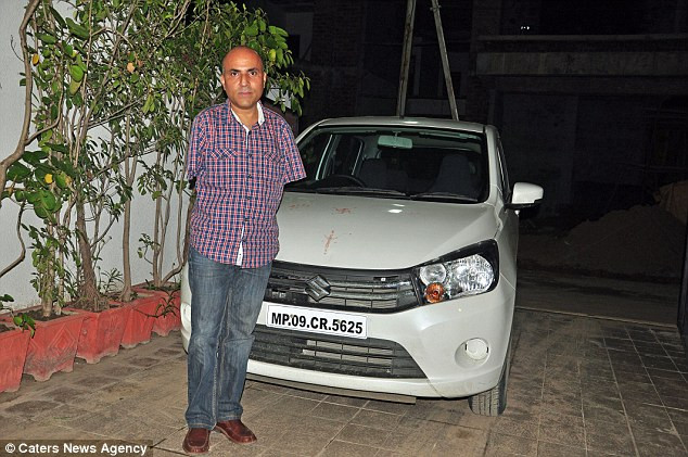 Người đàn ông không tay nhận bằng lái nhờ điều khiển xe bằng chân ảnh 1