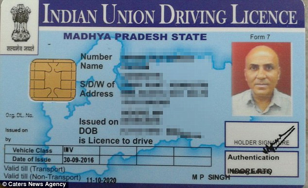 Người đàn ông không tay nhận bằng lái nhờ điều khiển xe bằng chân ảnh 2