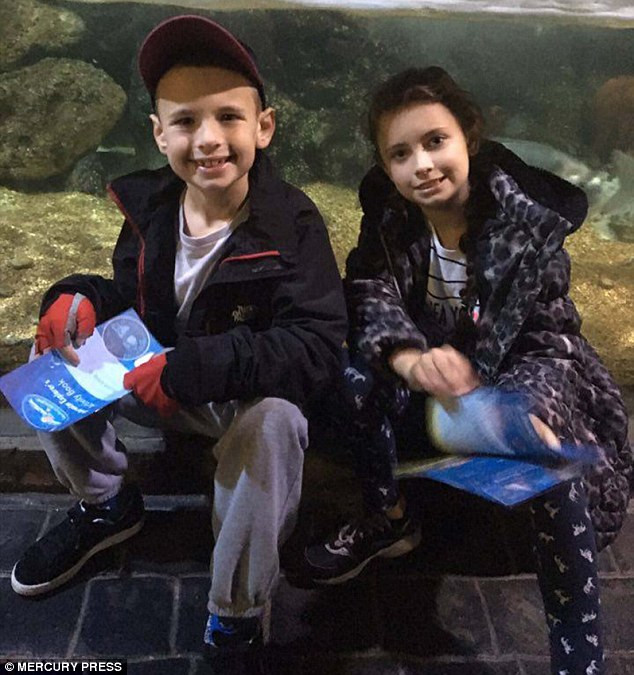 Cậu bé 7 tuổi dành tiền tiêu vặt mua thức ăn cho người vô gia cư ảnh 1