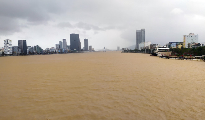 Các tỉnh miền Trung căng mình ứng phó với hoàn lưu bão số 13 ảnh 2