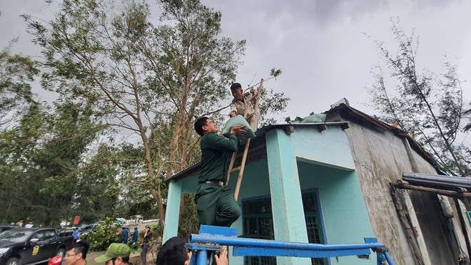 Các tỉnh miền Trung căng mình ứng phó với hoàn lưu bão số 13 ảnh 3