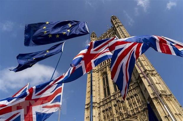 Cờ Anh (phía dưới) và cờ EU (phía trên) bên ngoài tòa nhà Quốc hội Anh ở London. (Ảnh: AFP/TTXVN) Công đảng đối lập ở Anh không ủng hộ thỏa thuận Brexit ảnh 1