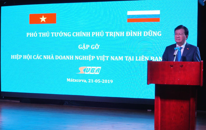 Phó Thủ tướng Trịnh Đình Dũng phát biểu tại cuộc gặp. (Ảnh: Tâm Hằng/Vietnam+) Phó Thủ tướng Trịnh Đình Dũng gặp gỡ doanh nghiệp Việt Nam tại Nga ảnh 1