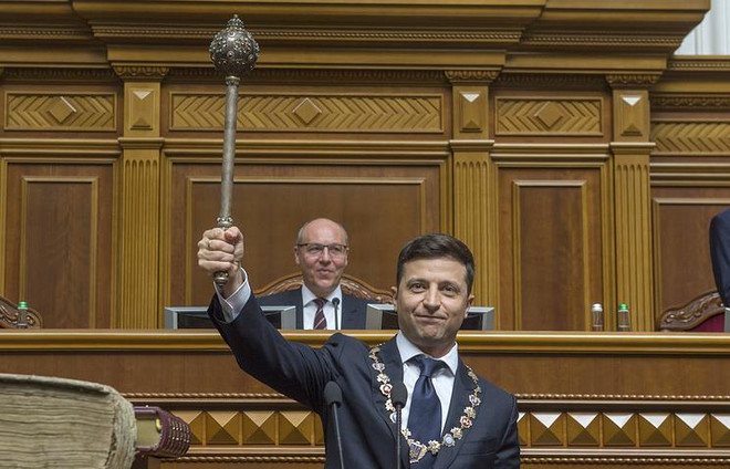 Tân Tổng thống Ukraine Volodymir Zelensky nhậm chức. (Nguồn: AP) Video cận cảnh Tổng thống Ukraine Zelensky tới tuyên thệ nhậm chức ảnh 1