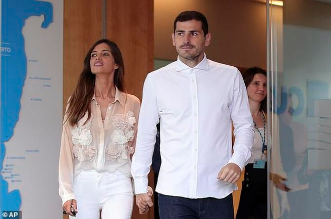 Casillas nhận tin dữ từ vợ. (Nguồn: AP) Vừa được xuất viện, thủ thành Iker Casillas lại nhận tin dữ từ vợ ảnh 1