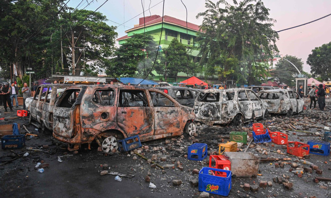 Nhiều ôtô của người dân bị đốt cháy. (Nguồn: AFP/Getty Images) Indonesia: Nhiều người thương vong trong các cuộc biểu tình bạo loạn ảnh 1