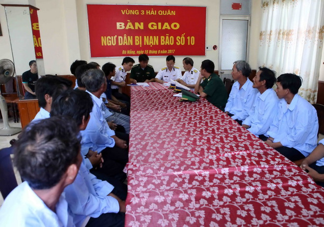 Đà Nẵng: Cứu kịp thời 12 ngư dân gặp nạn do bão số 10 gây ra ảnh 1