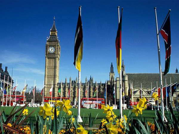 Chính phủ Anh hoàn thành mục tiêu giảm nợ công ảnh 1