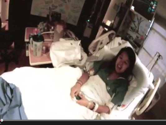 Nữ y tá gốc Việt nhiễm Ebola vẫn lạc quan trên giường bệnh ảnh 1