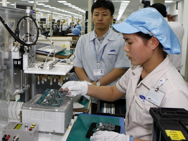 Dây chuyền sản xuất điện thoại di động của Công ty Samsung Việt Nam tại Bắc Ninh. (Ảnh: Đức Tám/TTXVN) Doanh nghiệp Hàn Quốc tìm hiểu môi trường đầu tư tại Bắc Ninh ảnh 1