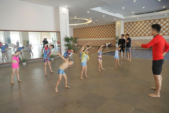 Các bể bơi Vinhomes - địa chỉ học bơi uy tín và an tâm cho cư dân. Cư dân nhí trải nghiệm mùa Hè “cực đã” tại bể bơi Vinhomes ảnh 2