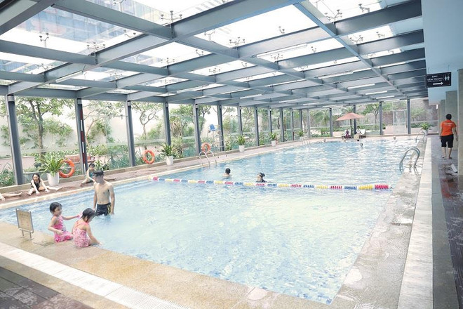 Các bể bơi Vinhomes được đầu tư xây dựng hiện đại, đạt tiêu chuẩn Resort và là điểm đến yêu thích của cư dân mỗi dịp Hè về. Cư dân nhí trải nghiệm mùa Hè “cực đã” tại bể bơi Vinhomes ảnh 1