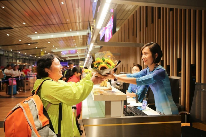 Sân bay Vân Đồn đón chuyến bay quốc tế đầu tiên. (Ảnh: TTXVN) Sân bay Vân Đồn chính thức đón chuyến bay quốc tế đầu tiên ảnh 2