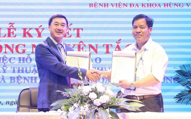 Giáo sư, tiến sỹ Trần Văn Thuấn, Giám đốc Bệnh viện K và ông Phạm Văn Học, Tổng Giám đốc Bệnh viện Đa khoa Hùng Vương ký kết hợp đồng hợp tác chuyên môn giữa hai bệnh viện. (Ảnh: Trung Kiên/TTXVN) Bệnh viện tư nhân đầu tiên là bệnh viện vệ tinh của Bệnh Viện K ảnh 1