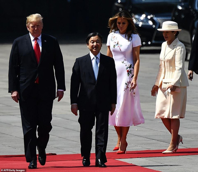 Nhật hoàng Naruhito chào đón Tổng thống Mỹ Donald Trump. (Nguồn: AFP/Getty) Tổng thống Mỹ Donald Trump hội kiến Nhật hoàng Naruhito ảnh 1