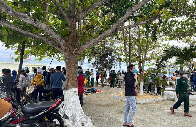 Quảng Nam: Canô chở nhiều du khách bị lật trên biển Cửa Đại ảnh 1