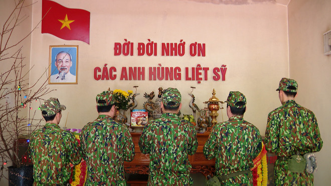 Đội Tìm kiếm, quy tập hài cốt liệt sỹ (Bộ Chỉ huy Quân sự tỉnh Hà Giang) thắp hương trước kh tới khu vực Bình độ 400 của Cao điểm 685 (xã Thanh Thủy, huyện Vị Xuyên, tỉnh Hà Giang) tìm kiếm hài cốt liệt sỹ. (Ảnh: Hạnh Quỳnh/Vietnam+) Đi tìm tiếng gọi từ lòng đất: Hành trình chưa kết thúc ảnh 1