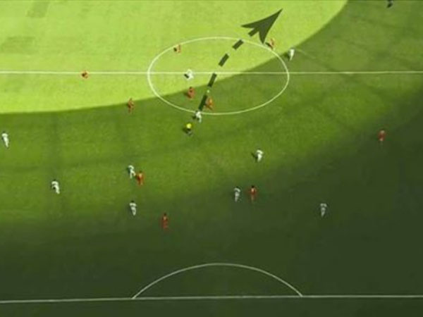 Cận cảnh đường chuyền bóng tuyệt đỉnh của Lionel Messi ảnh 1