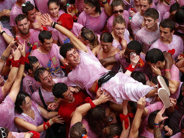 "Biển người" cuồng nhiệt trong lễ hội bò tót ở Pamplona ảnh 2