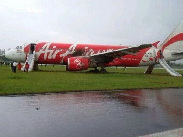 Một máy bay của AirAsia trượt khỏi đường băng khi hạ cánh ảnh 1