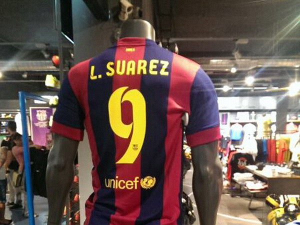 Barcelona đã bắt đầu bán áo đấu của tiền đạo Luis Suarez ảnh 1