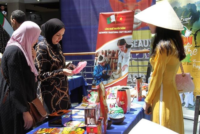 Đại sứ quán Việt Nam tại Algeria tổ chức khai mạc triển lãm ảnh và không gian trưng bày, giới thiệu các sản phẩm hàng hóa Việt Nam đến với người dân Algeria (2022). (Ảnh: Trung Khánh/TTXVN) Việt Nam và Algeria tăng cường hợp tác song phương ảnh 1