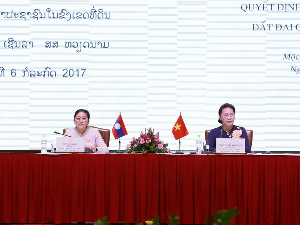 Việt-Lào chia sẻ kinh nghiệm thực hiện giám sát đất đai của HĐND ảnh 1