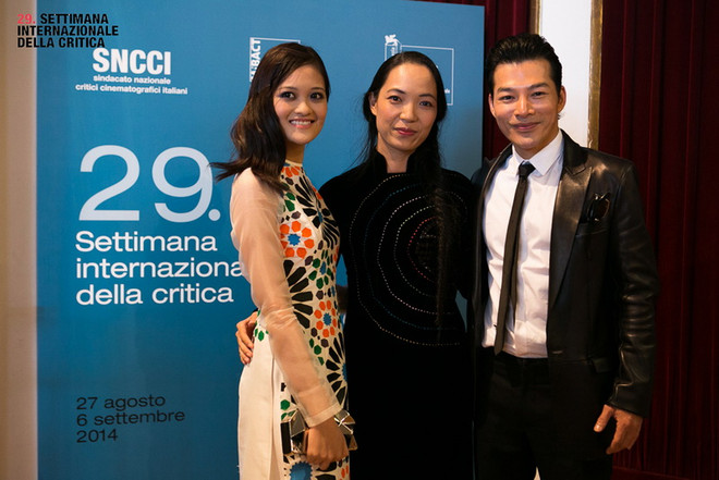 [Photo] Đoàn phim "Đập cánh giữa không trung" trên thảm đỏ Venice ảnh 3