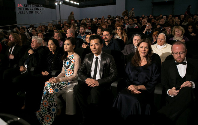 [Photo] Đoàn phim "Đập cánh giữa không trung" trên thảm đỏ Venice ảnh 1