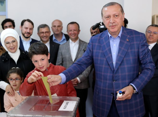 Thổ Nhĩ Kỳ sẽ sửa đổi hiến pháp, phe đối lập tố cáo gian lận ảnh 1