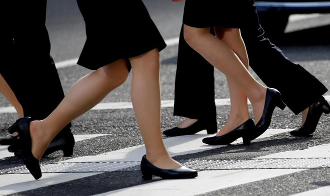 [Video] Phụ nữ Nhật Bản phản đối mang giày cao gót ở công sở ảnh 1