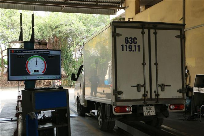 Xe đến đăng kiểm tại Trung tâm Đăng kiểm 62.01S, tại thành phố Tân An, tỉnh Long An. (Ảnh: Thanh Bình/TTXVN) Trang web Cục Đăng kiểm quá tải vì số lượt truy cập tăng đột biến ảnh 1