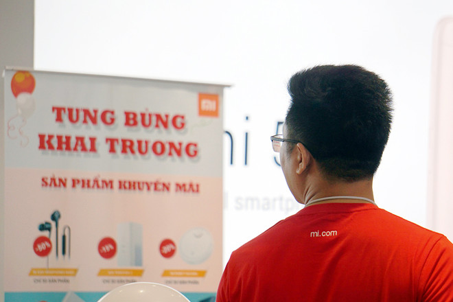 Cận cảnh cửa hàng ủy quyền đầu tiên của Xiaomi tại Hà Nội ảnh 2