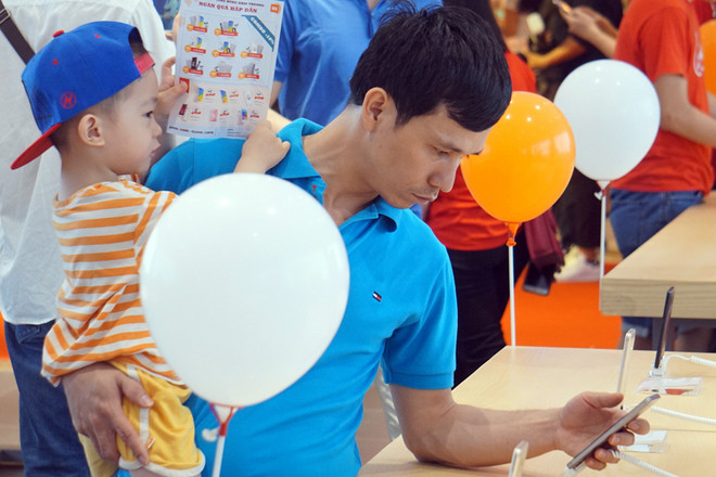 Cận cảnh cửa hàng ủy quyền đầu tiên của Xiaomi tại Hà Nội ảnh 6