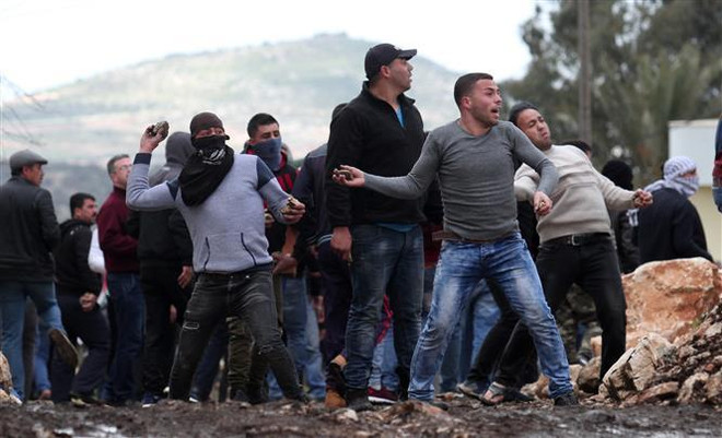 Người biểu tình Palestine đụng độ với binh sĩ Israel tại làng Kufr Qadoom, gần thành phố Nablus, Bờ Tây, ngày 15/3/2019. (Ảnh: THX/ TTXVN) Iran kêu gọi Palestine chống lại các động thái ủng hộ Israel của Mỹ ảnh 1