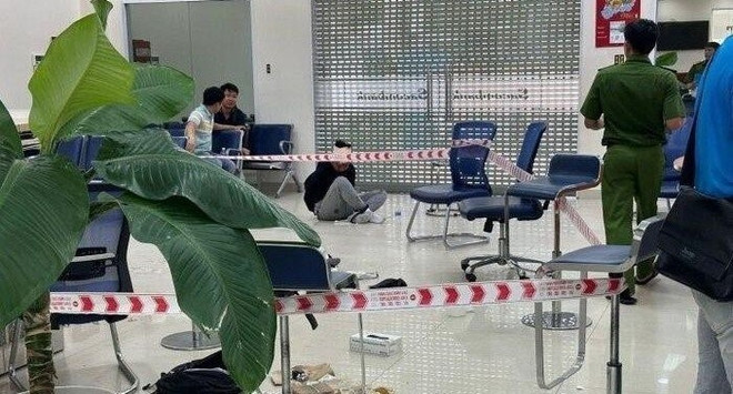 Hiện trường nơi xảy ra vụ việc. (Ảnh: TTXVN phát) Bình Dương: Một đối tượng mang theo vật giống súng đi cướp ngân hàng ảnh 1