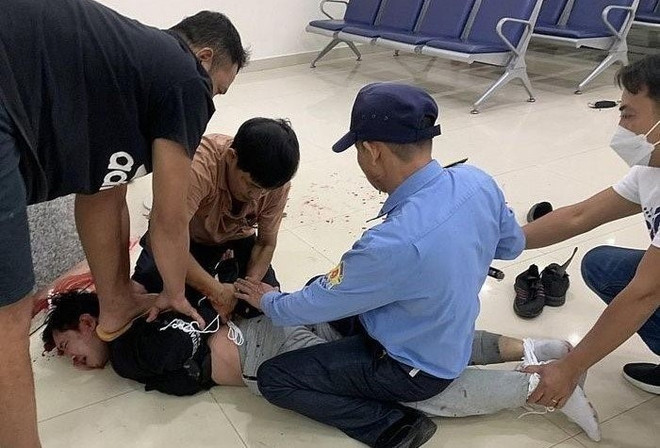 Hiện trường nơi xảy ra vụ việc. (Ảnh: TTXVN phát) Lý do đối tượng mang vật giống súng đi cướp ngân hàng ở Bình Dương ảnh 1