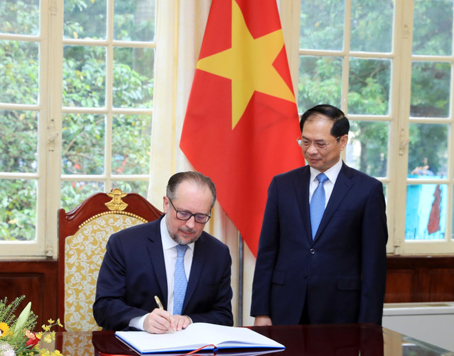 Bộ trưởng Ngoại giao Bùi Thanh Sơn chứng kiến Bộ trưởng Ngoại giao Cộng hòa Áo Alexander Schallenberg ghi lưu bút. (Ảnh: Lâm Khánh/TTXVN) Tăng cường Quan hệ Hữu nghị và Hợp tác Việt Nam-Cộng hòa Áo ảnh 3