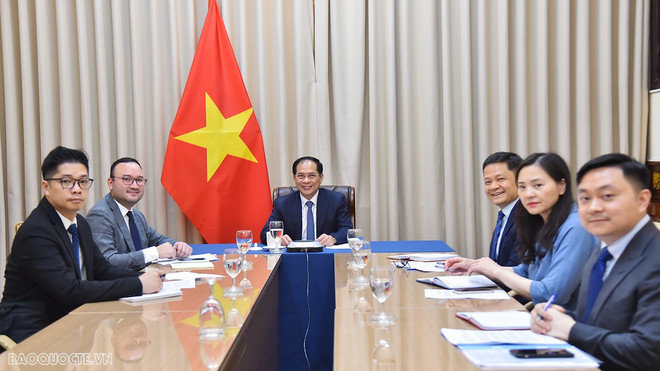 Bộ trưởng Ngoại giao Bùi Thanh Sơn và đoàn Bộ Ngoại giao hội đàm trực tuyến với Bộ trưởng Ngoại giao và Hợp tác Mozambique. (Nguồn: Báo Quốc tế) Tăng cường hợp tác nhiều mặt giữa Việt Nam và Mozambique ảnh 1
