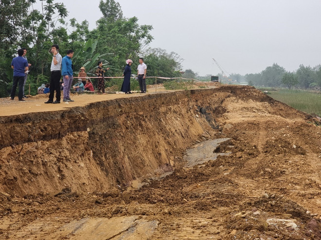 Sạt lở nghiêm trọng tại tuyến đê đang thi công. (Ảnh: TTXVN) Sạt lở nghiêm trọng tại tuyến đê đang thi công tại Thanh Hóa ảnh 1
